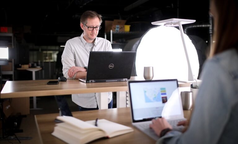 How to Stay Healthy While Working a Desk Job